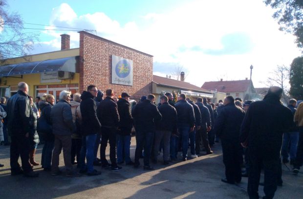 Испраћај стражара из „Забеле”: Девојка стајала по страни